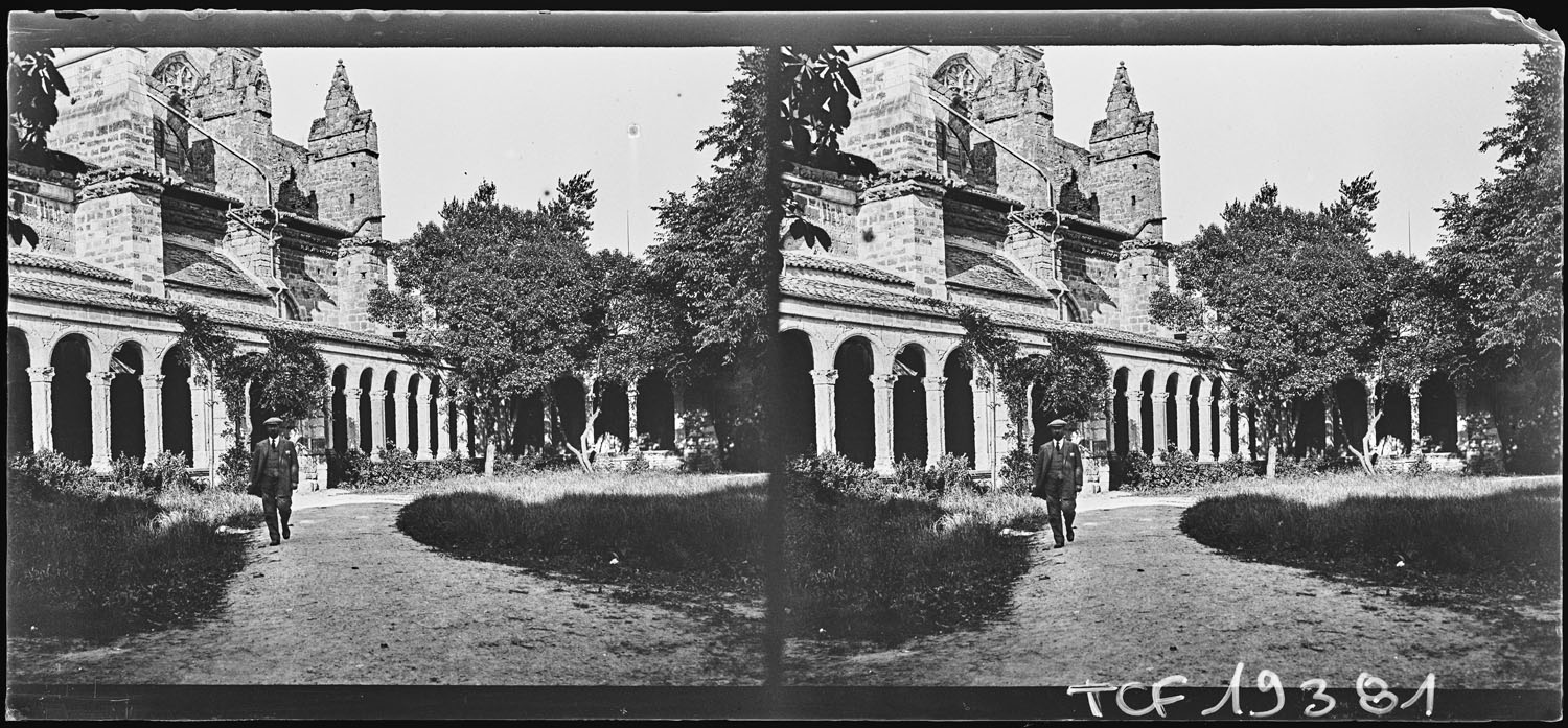 Promeneur dans les jardins du cloître