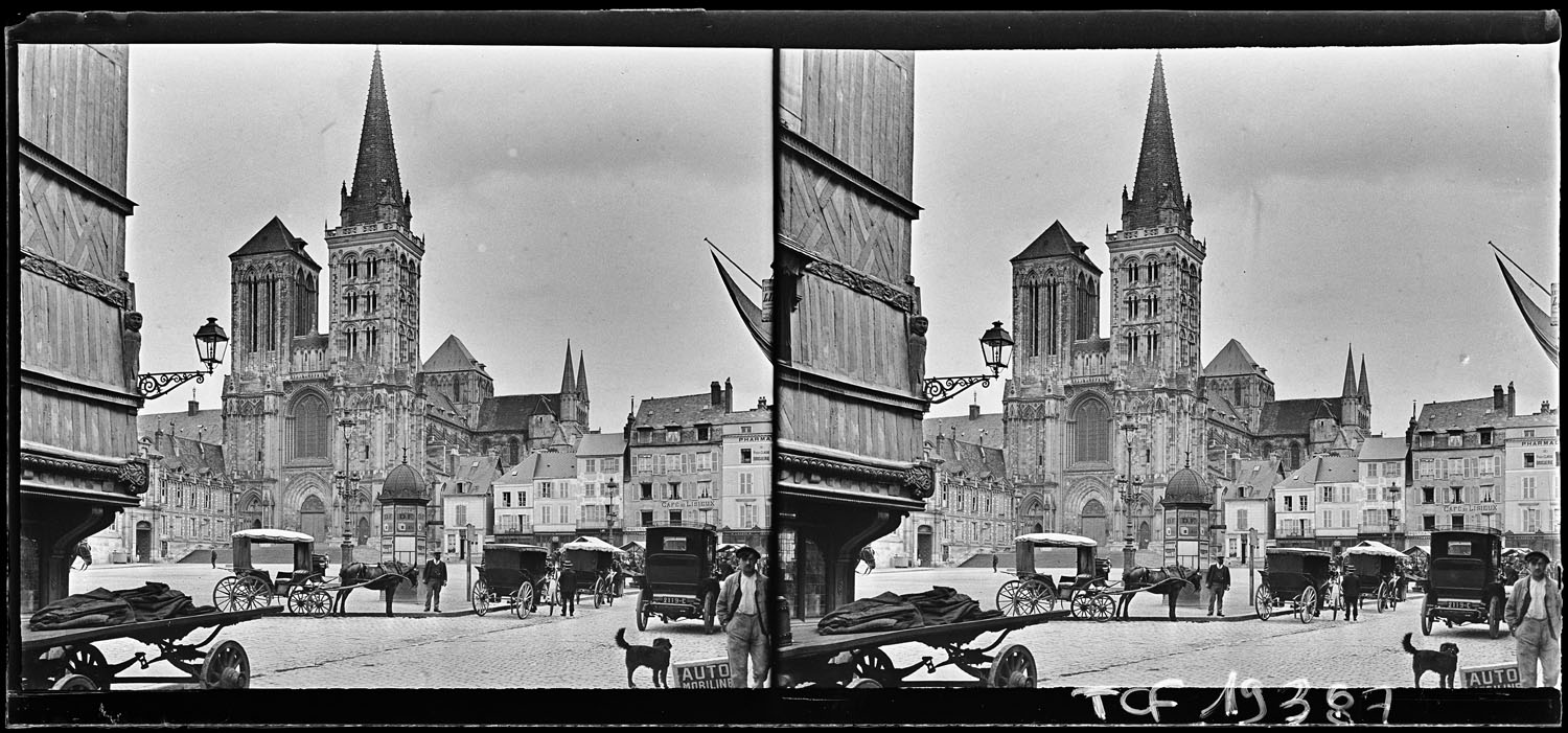 Calèches et voitures devant la façade ouest de la cathédrale