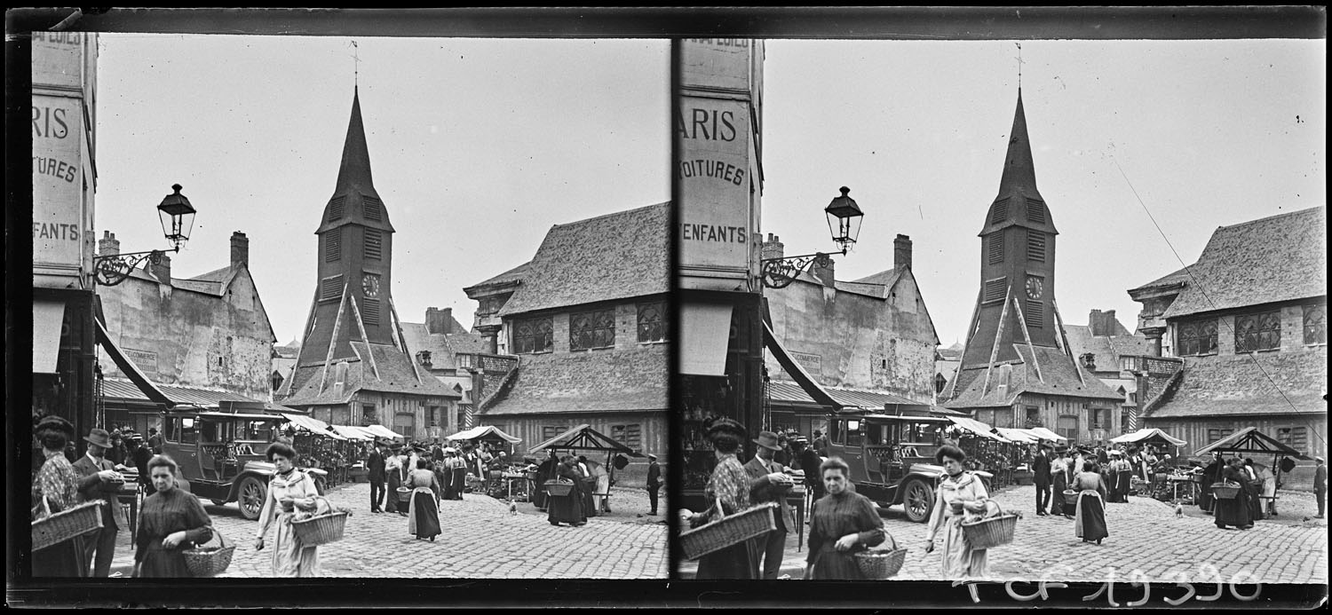 Marché sur la place et clocher de l’église Sainte-Catherine