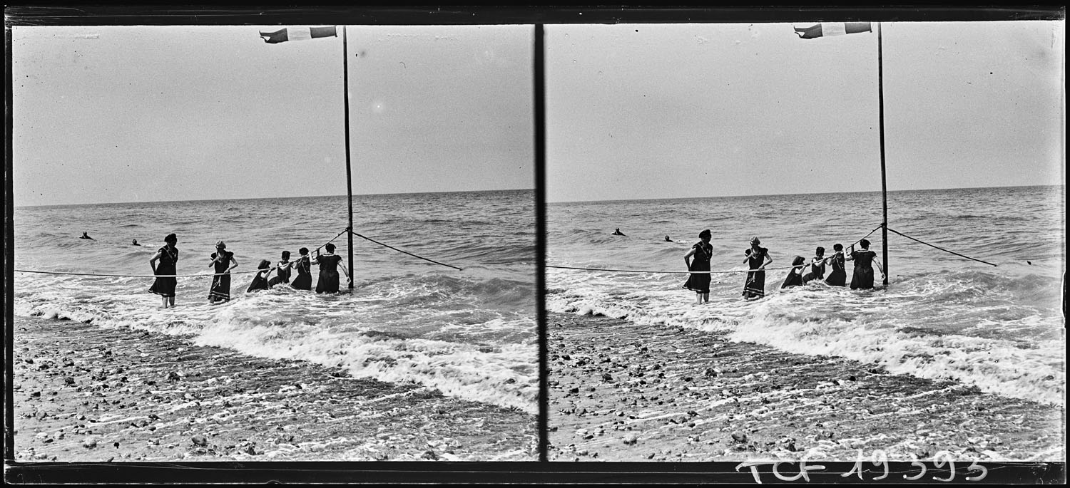 Femmes prenant un bain de mer