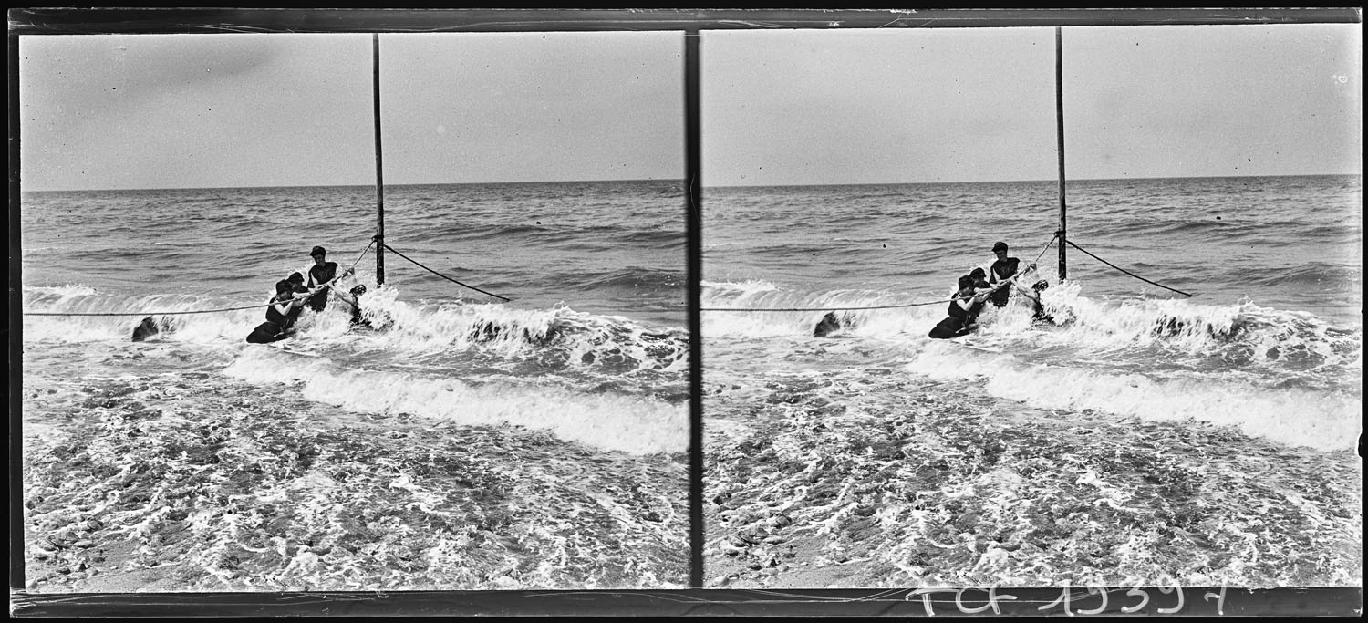 Femmes prenant un bain de mer