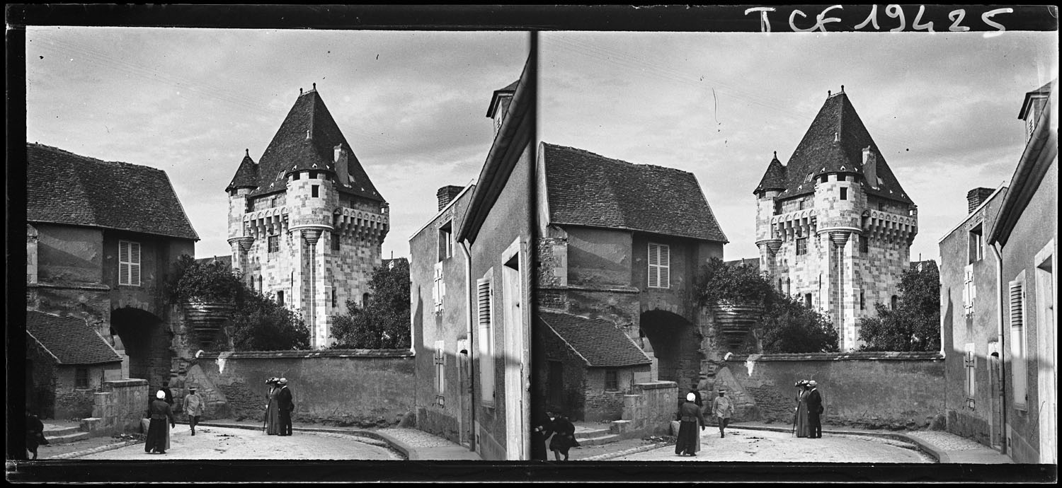 Façade vue depuis l’avant-porte