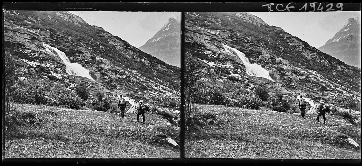 Alpinistes devant la cascade du Vallonet