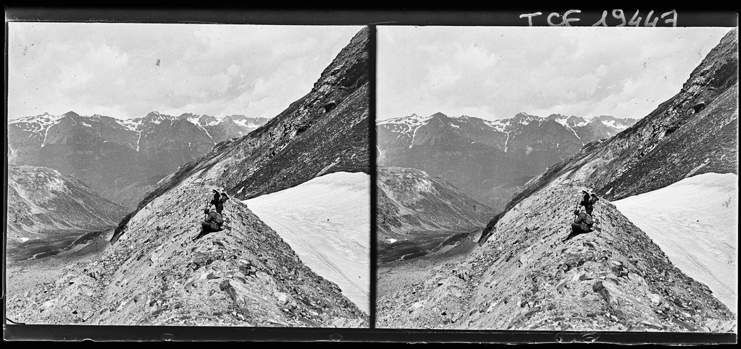 Descente de l’Ouille du Midi [Deux alpinistes se reposant]