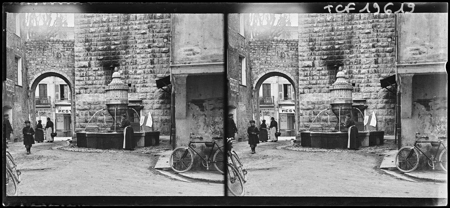 Promeneurs passant près de la fontaine