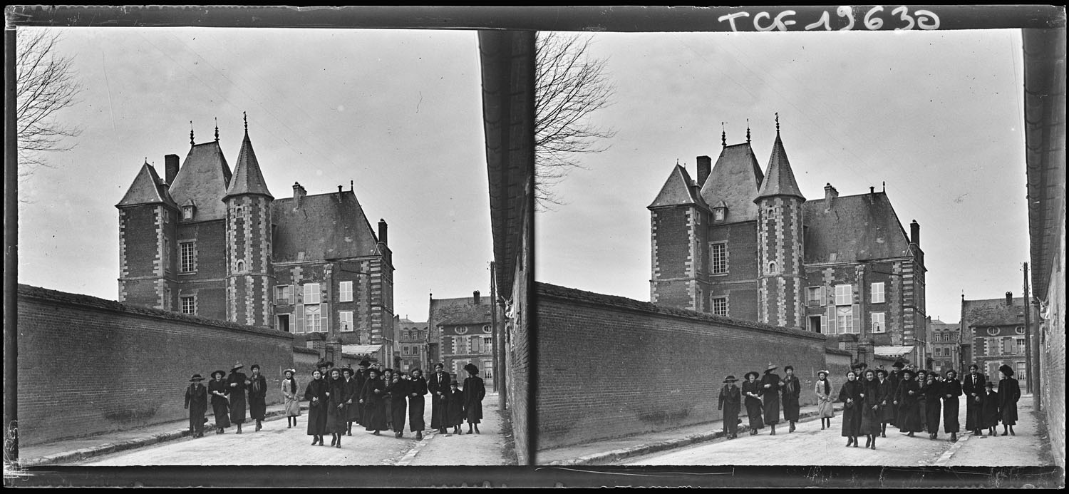 Groupe passant devant la façade sur rue