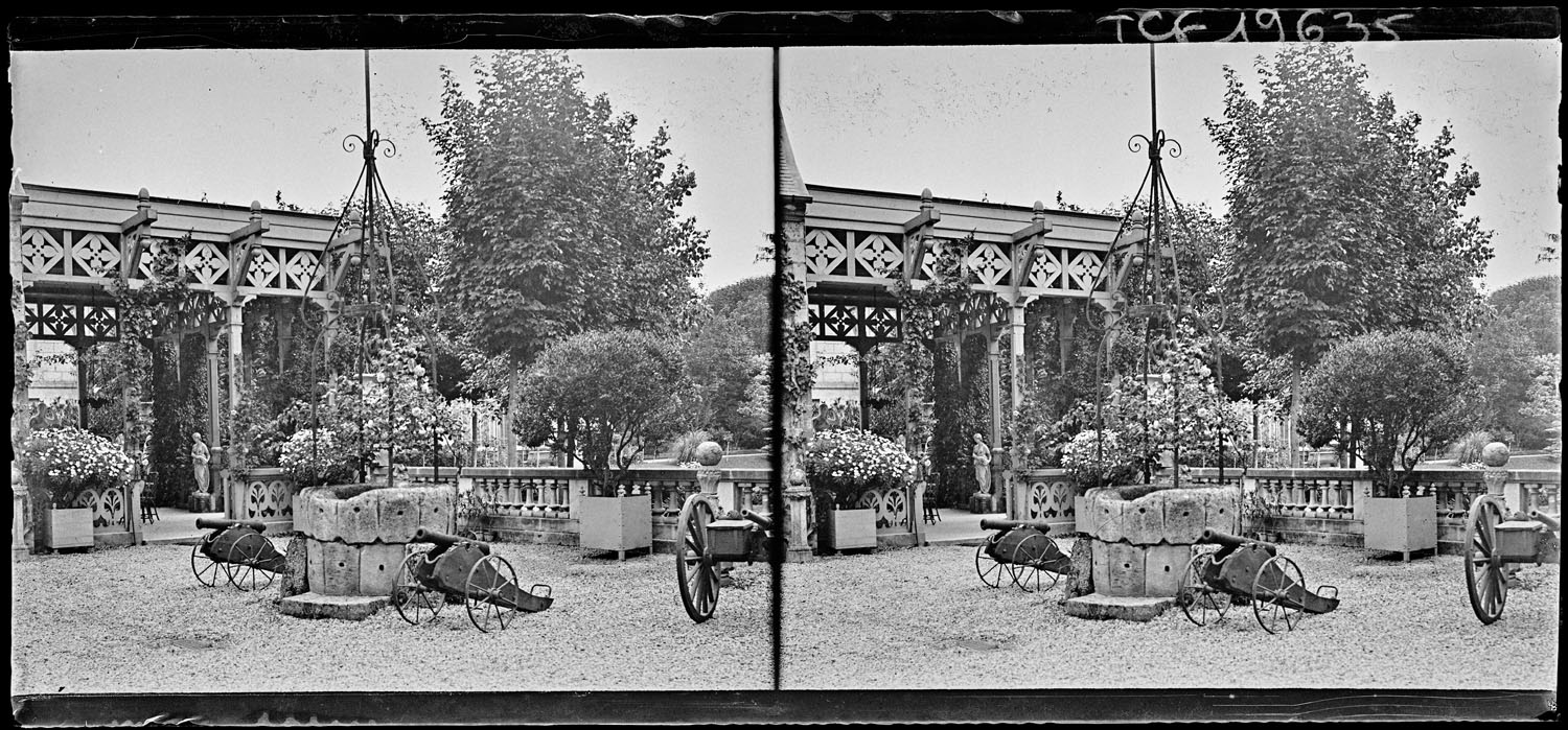 Présentation de canons dans le jardin