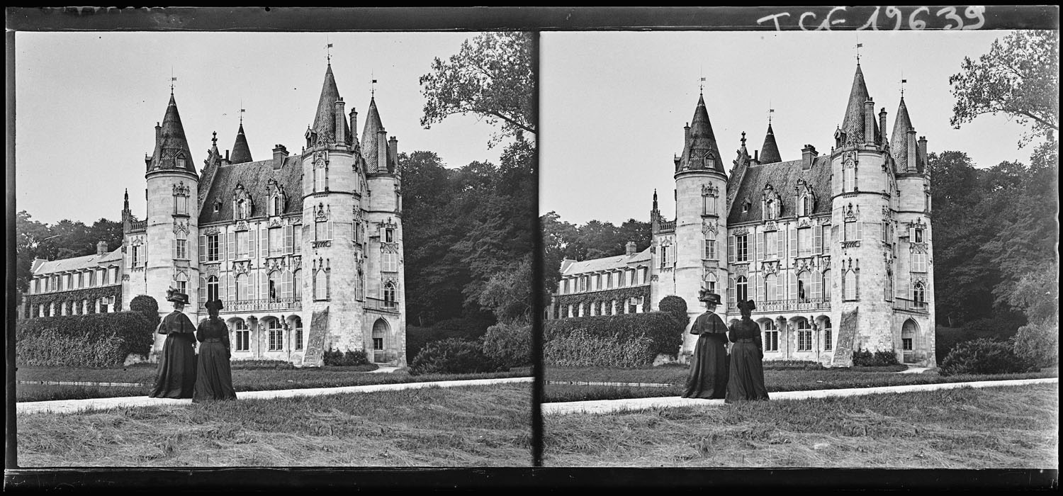 Deux promeneuses devant la façade sud-est