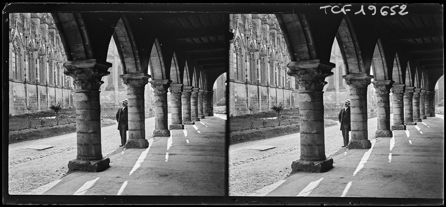 Arcades de la galerie couverte donnant sur la cour intérieure