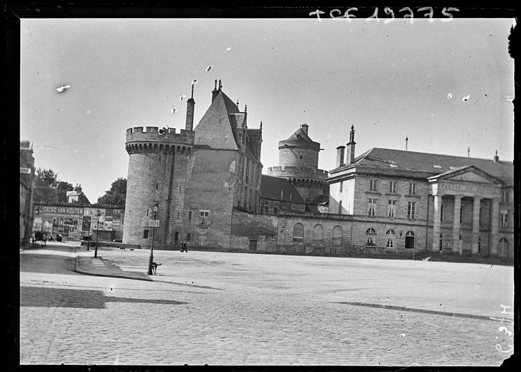 Logis encadré de tours