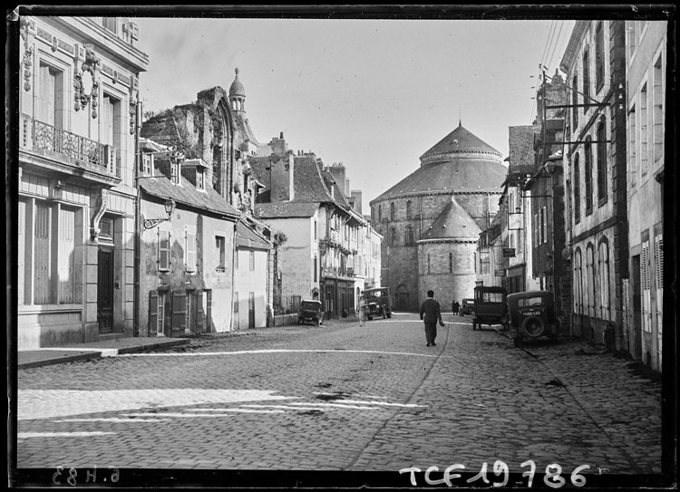 Absidiole vue de la rue Brémond-d’Ars, les ruines de l’église Saint-Colomban sur la gauche