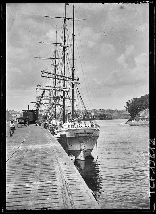 Voilier amarré à un quai du port