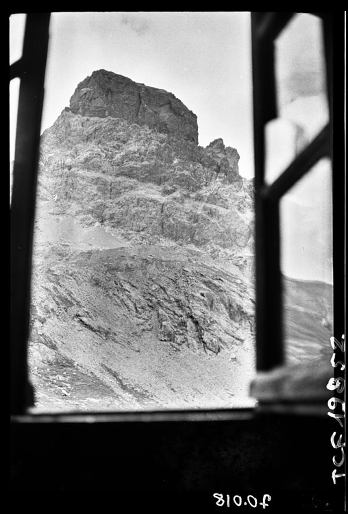 L’aiguille du Chambeyron (3330) vue du refuge Jean Coste (2650)