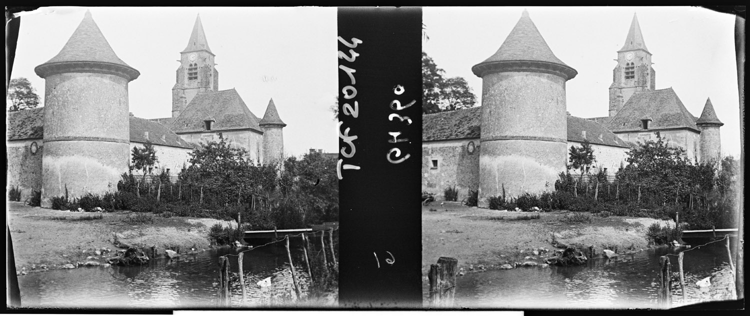 Façade sur la rivière, le clocher de l'église en arrière-plan