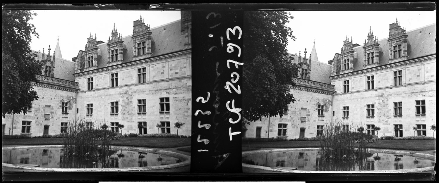 Logis : façades d'angle sur cour