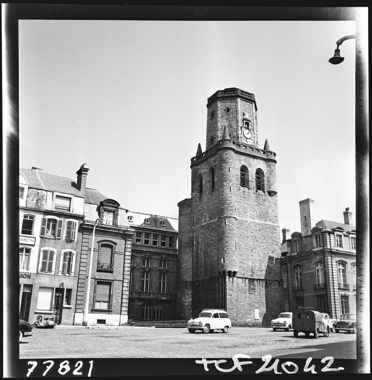 Façade sur la place