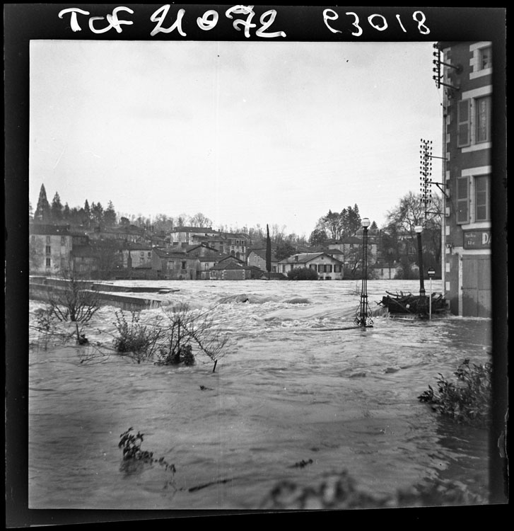 Le vieux pont et la Vienne : crue du 8 décembre 1944