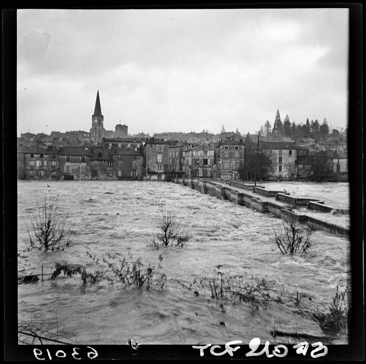 Le vieux pont et la Vienne : crue du 8 décembre 1944