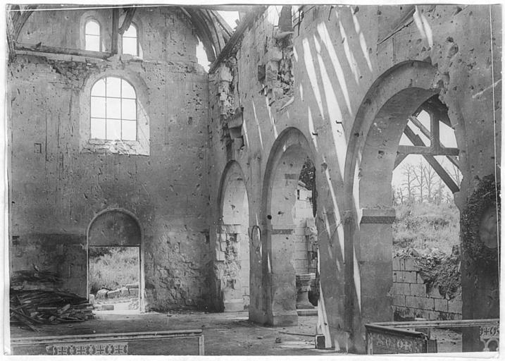 Intérieur, la nef vue du choeur