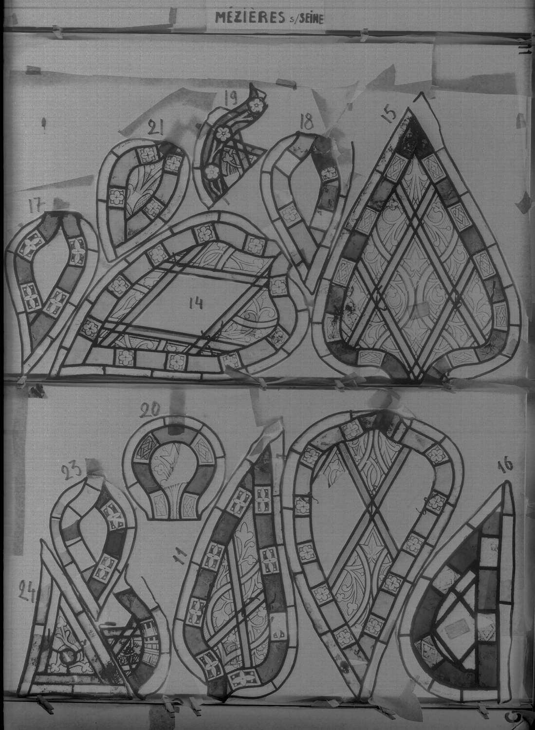 Baie 9 ; Réseau de grisaille ; Lobes, fragments 17 – 21 – 14 – 19 – 18 – 15 – 24 – 23 – 20 – 11 - [?] - 16