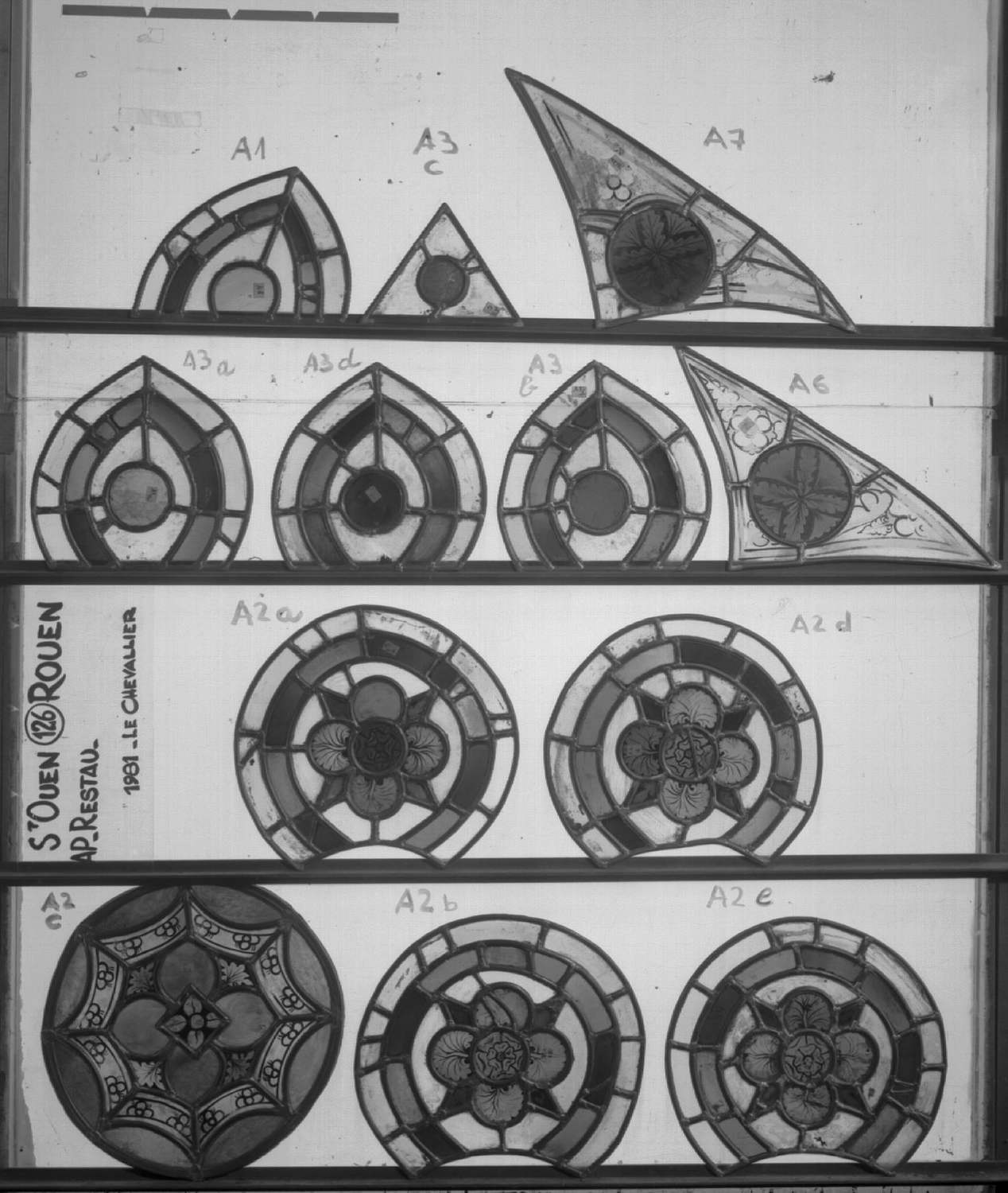 Fenêtre 126 ; Panneaux A1 – A3c – A7 – A3a – A3d – A3g – A6 – A2a – A2d – A2c – A2b – A2e