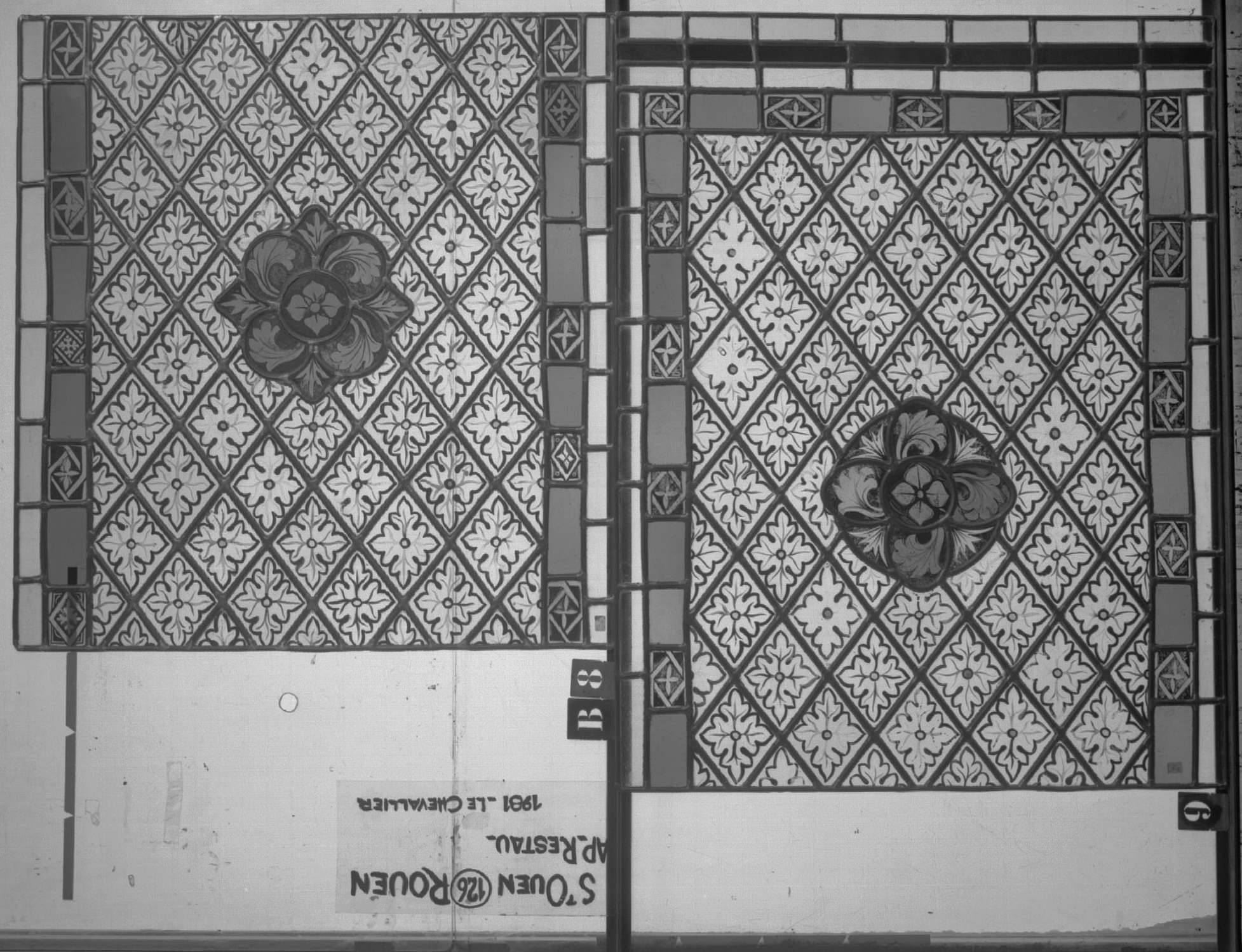 Fenêtre 126 ; Panneaux B8 - 9