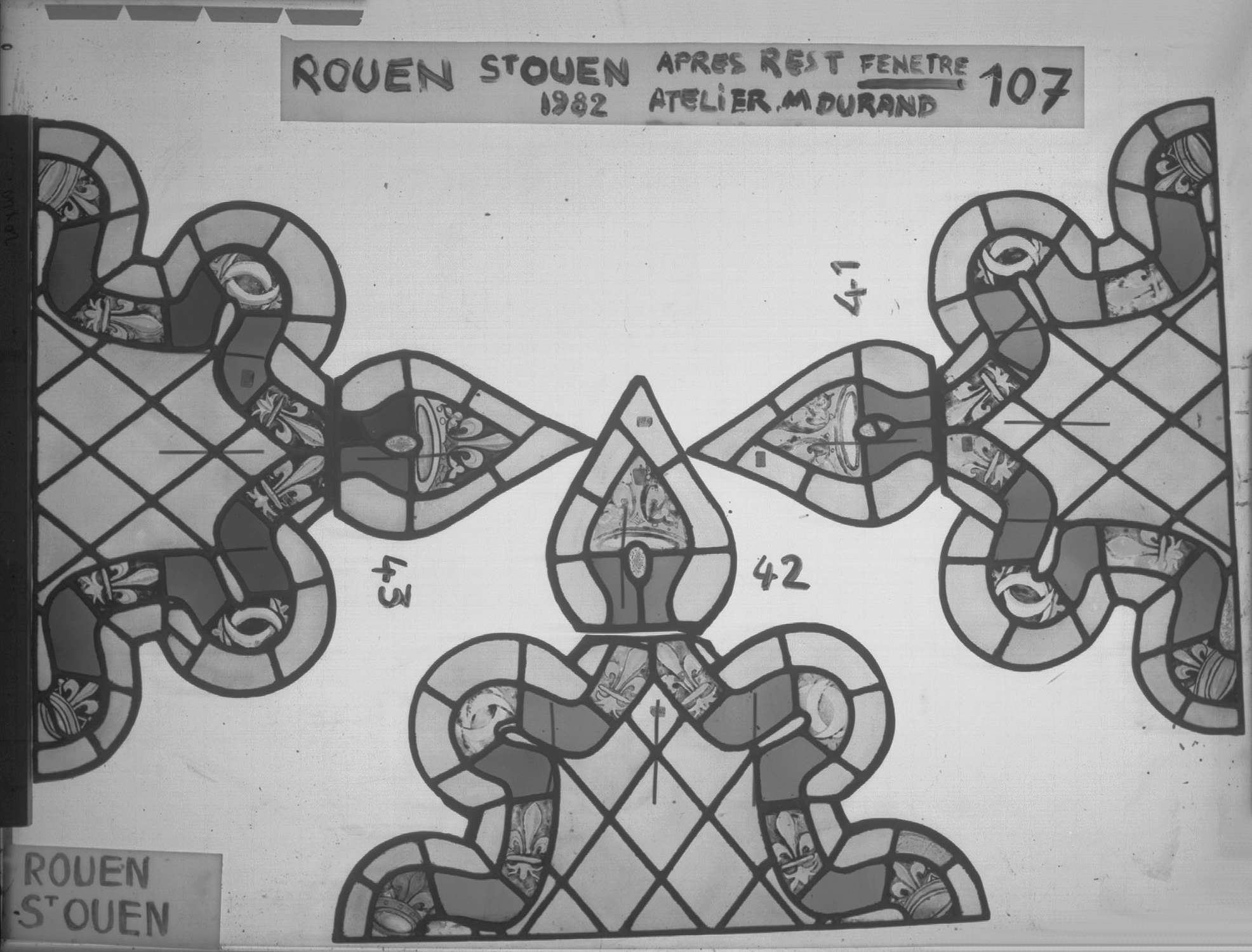 Fenêtre 107 ; 6 fenêtres du triforium Nord de la nef ; Panneaux 41 - 42 - 43