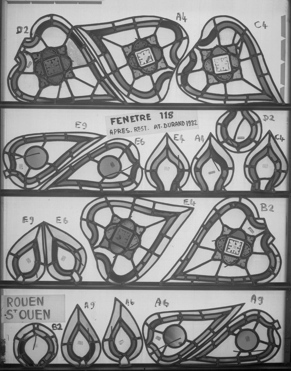 Baie 118 ; 4 fenêtres du triforium Sud de la nef ; Fragments A4 - A6 - A9 - B2 - C4 - E4 - E6 - E9 - D2