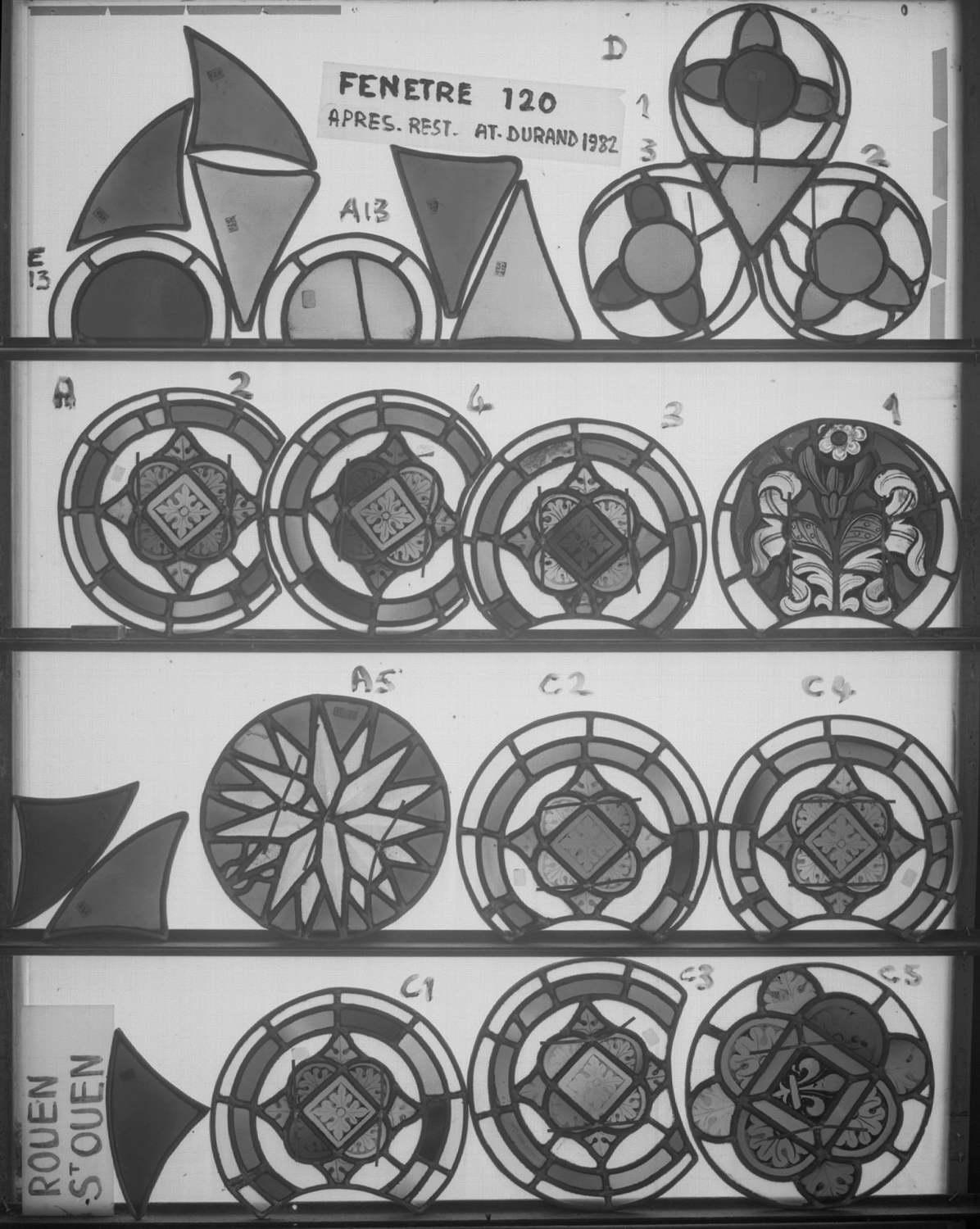 Baie 120 ; 4 fenêtres du triforium Sud de la nef ; Fragments A1 - 2 - 3 - 4 - 5 - 13 - E13 - C1 - 2 - 3 - 4 - 5 - D1 - 2 - 3