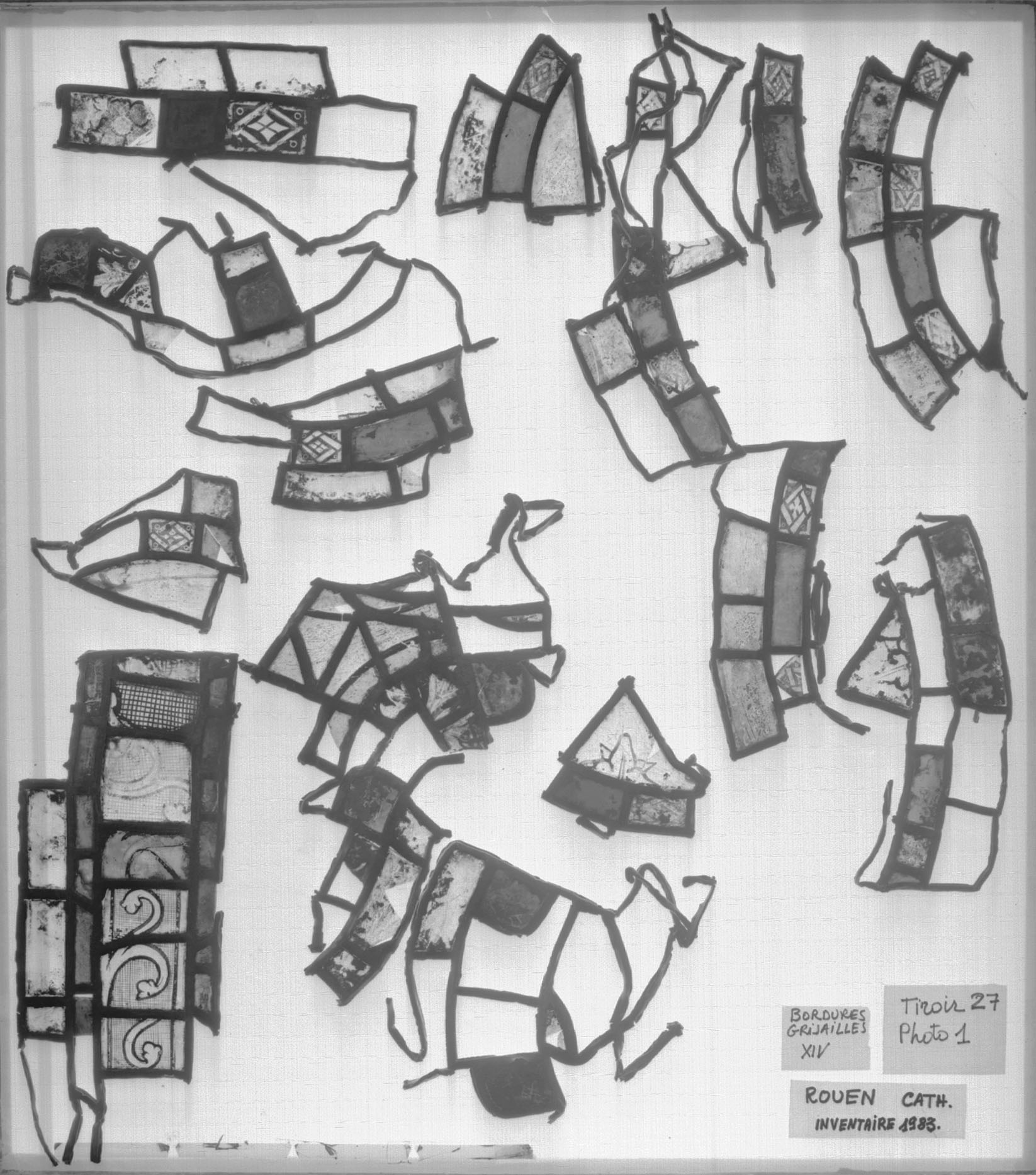 Tiroir 27 ; Bordures grisailles ; Fragments