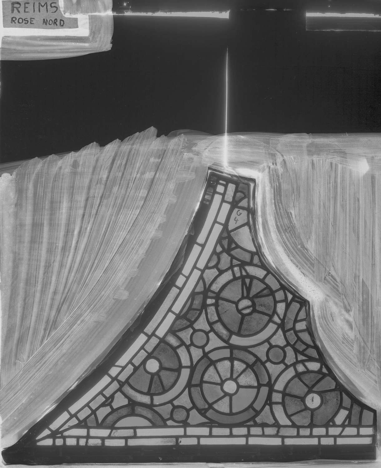 Rose Nord ; Bras Nord du transept ; Écoinçon ; Panneau G4