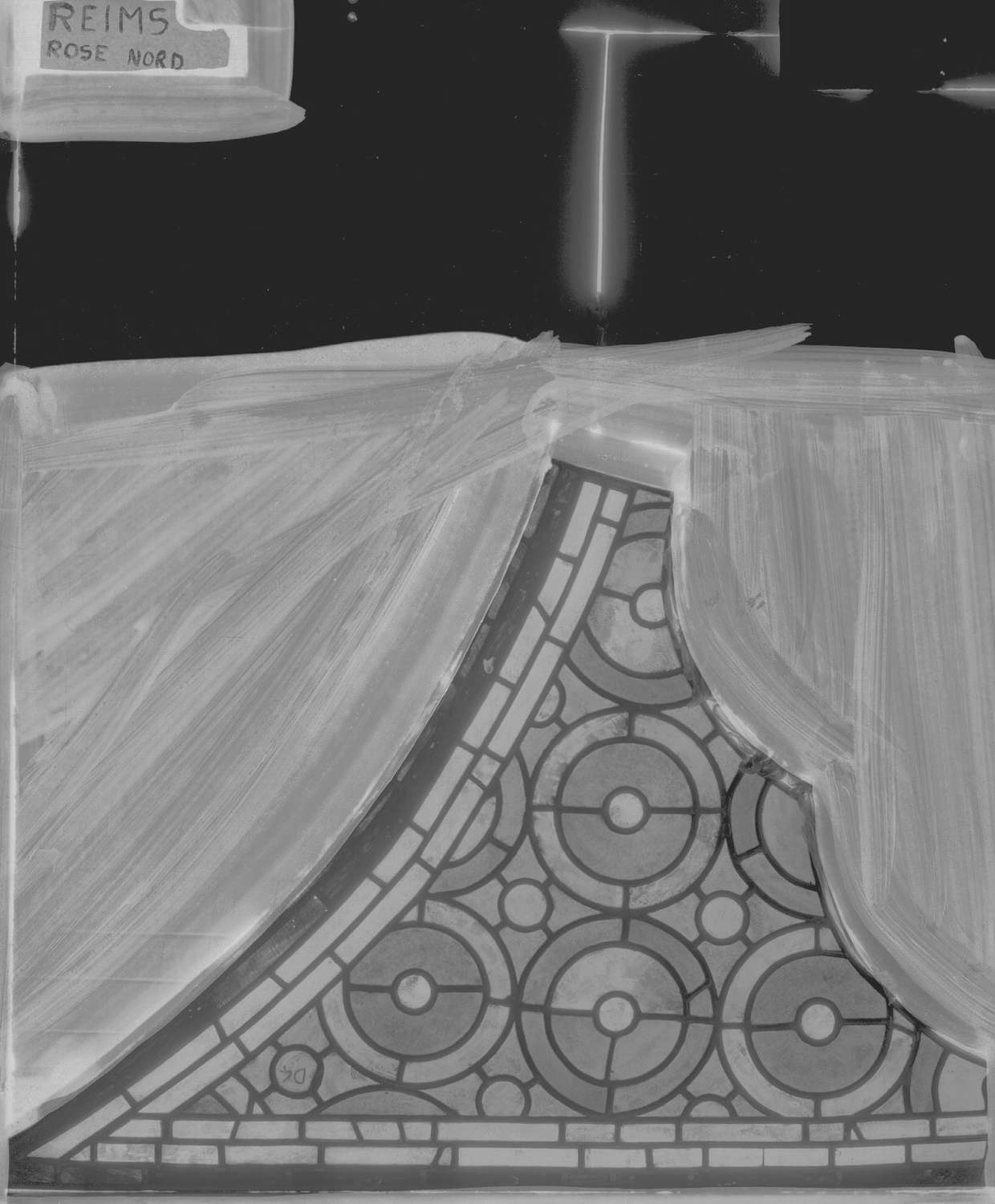 Rose Nord ; Bras Nord du transept ; Écoinçon ; Panneau D4