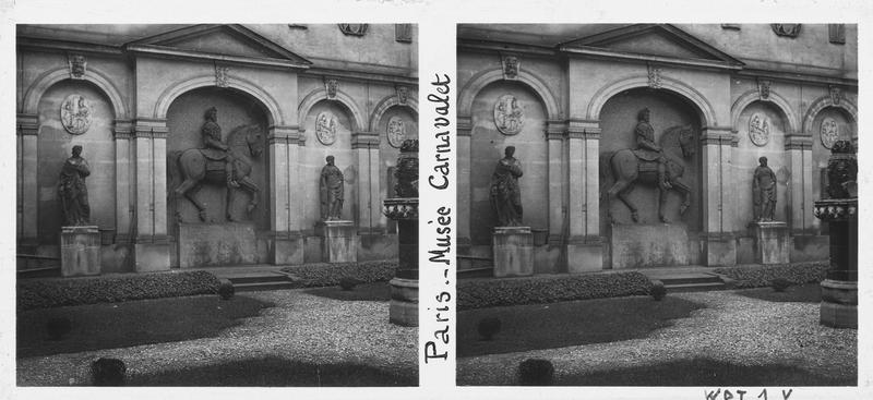 Cour du Musée Carnavalet : statue équestre