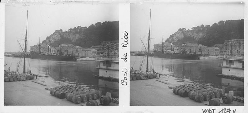 Bateaux à quai et tonneaux