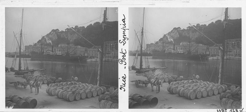 Bateaux à quai, tonneaux et cheval attelé à une charrette