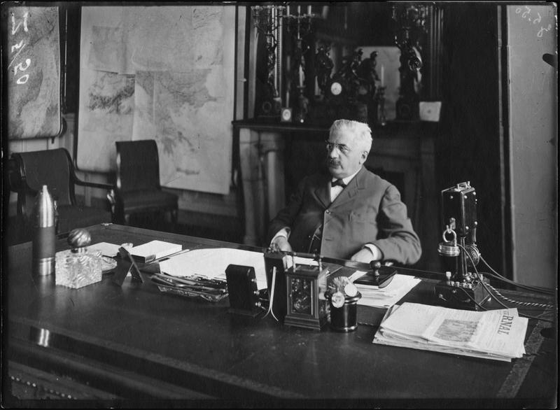 Alexandre Millerand, ministre de la guerre, assis à son bureau