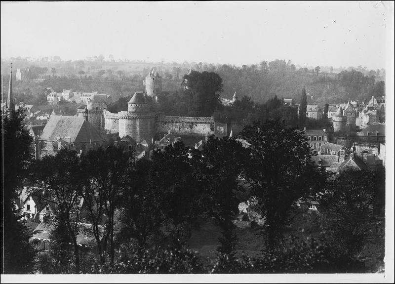 Vue du château. Camp d'officiers allemands