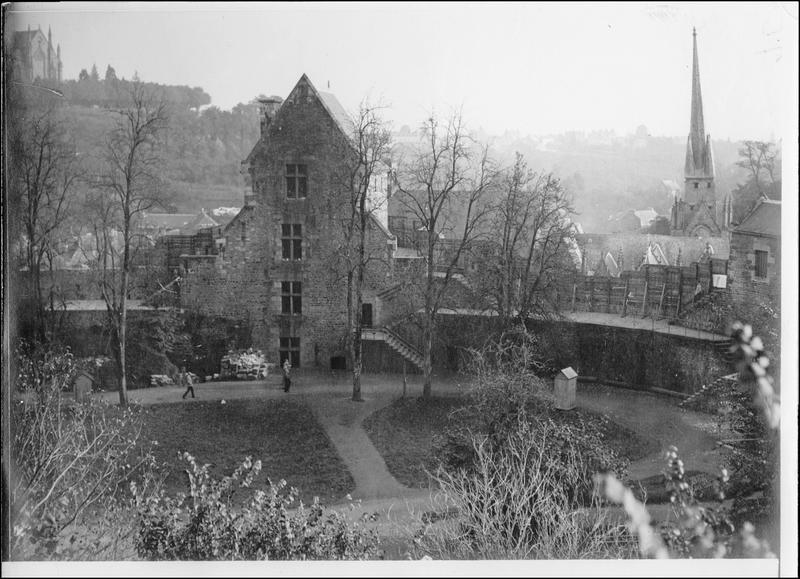 Vue du château, cour intérieure. Camp d'officiers allemands