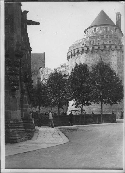 Vue extérieure. Camp d'officiers allemands. Une palissade, demandée par les officiers allemands, a été construite