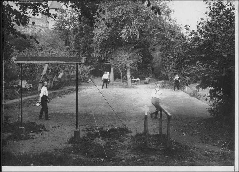 Camp d'officiers allemands. Le parc. Les officiers jouent à la balle au tambourin