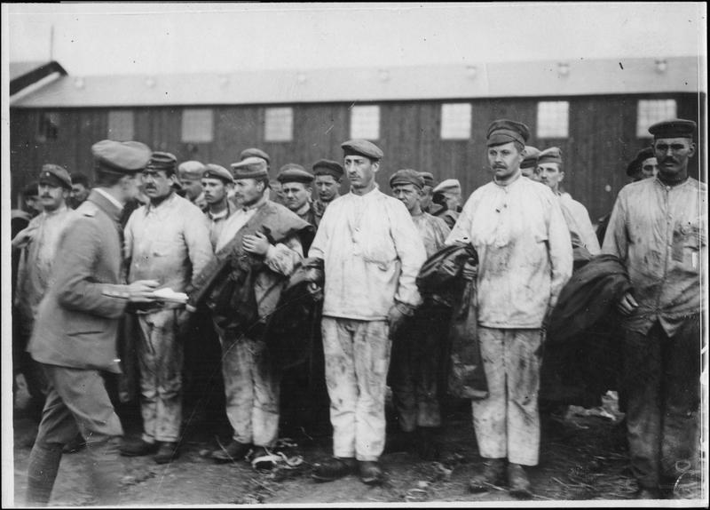 Camp de prisonniers de Roche-Maurice. Départ pour la corvée de charbon
