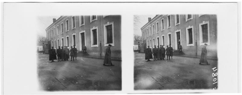 Caserne du 1er régiment de Zouaves. Officiers préposés à l'instruction de la classe 1917