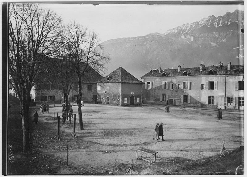 Dépôt d'officiers allemands. Vue de la cour pendant la promenade