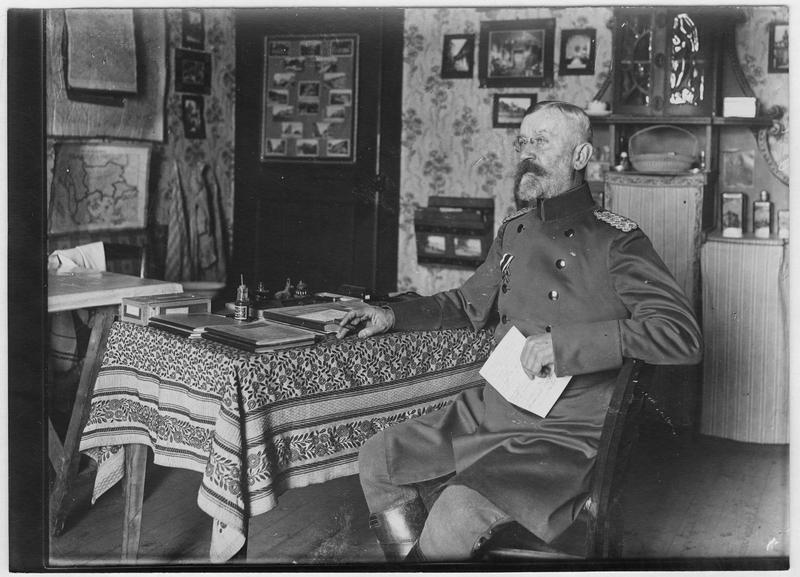 Dépôt d'officiers allemands. Portrait d'un colonel allemand, assis à sa table