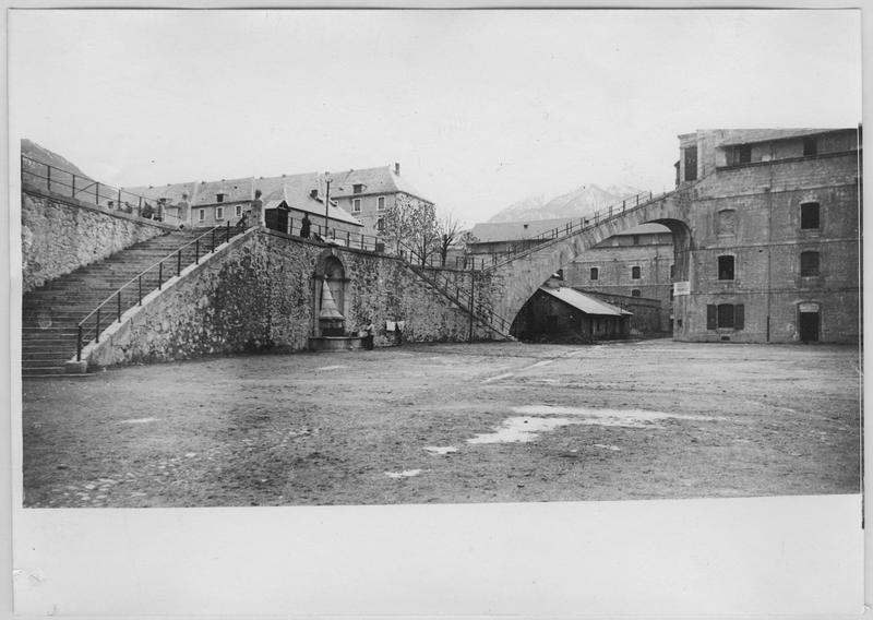 Dépôt d'officiers allemands. Cour intérieure, l'escalier monumental