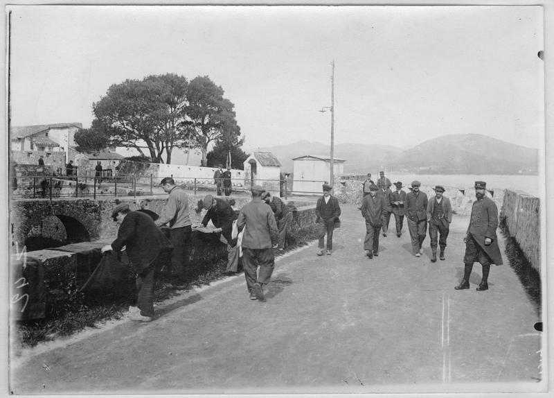 Dépôt d'internés. La promenade