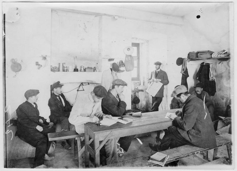 Dépôt d'internés. Salle de lecture dans une chambrée