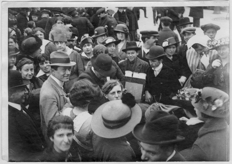 La Foire du Trône. La foule autour du photographe en plein air à 20 centimes