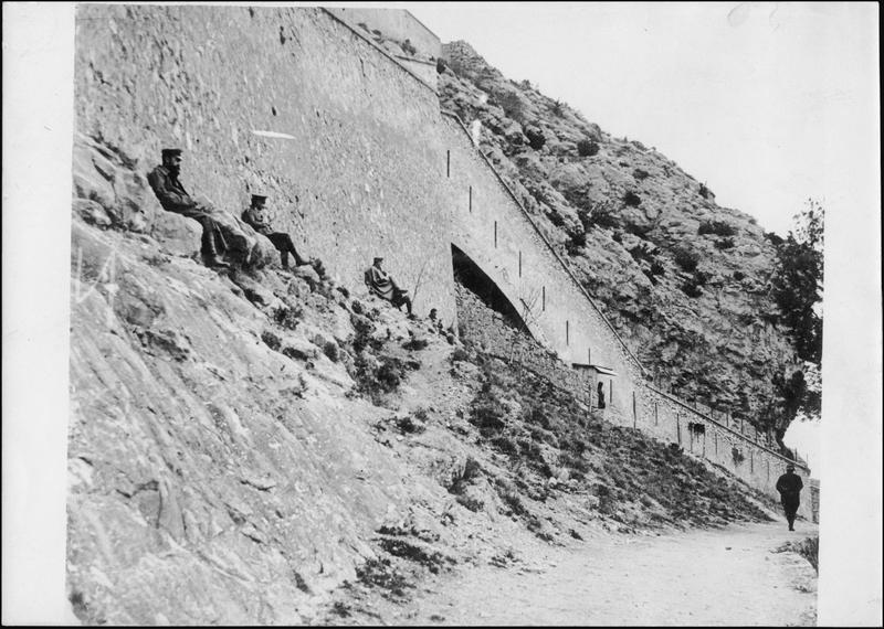 Camp d'officiers allemands prisonniers. Officiers à l'heure de la promenade