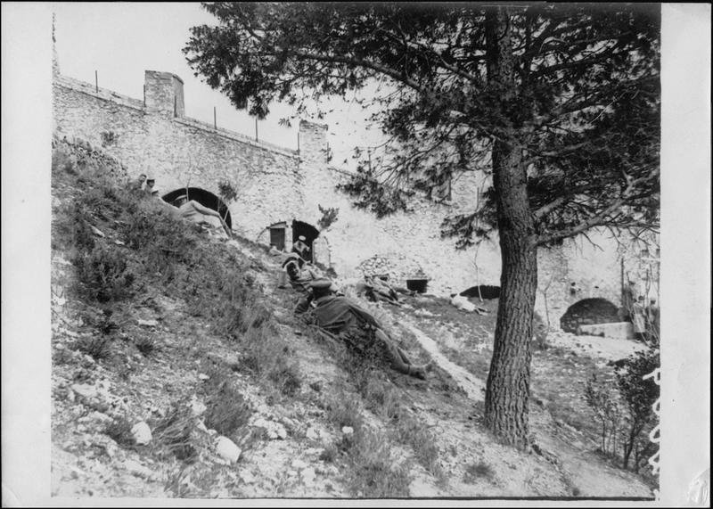 Camp d'officiers allemands prisonniers. Officiers à l'heure de la promenade